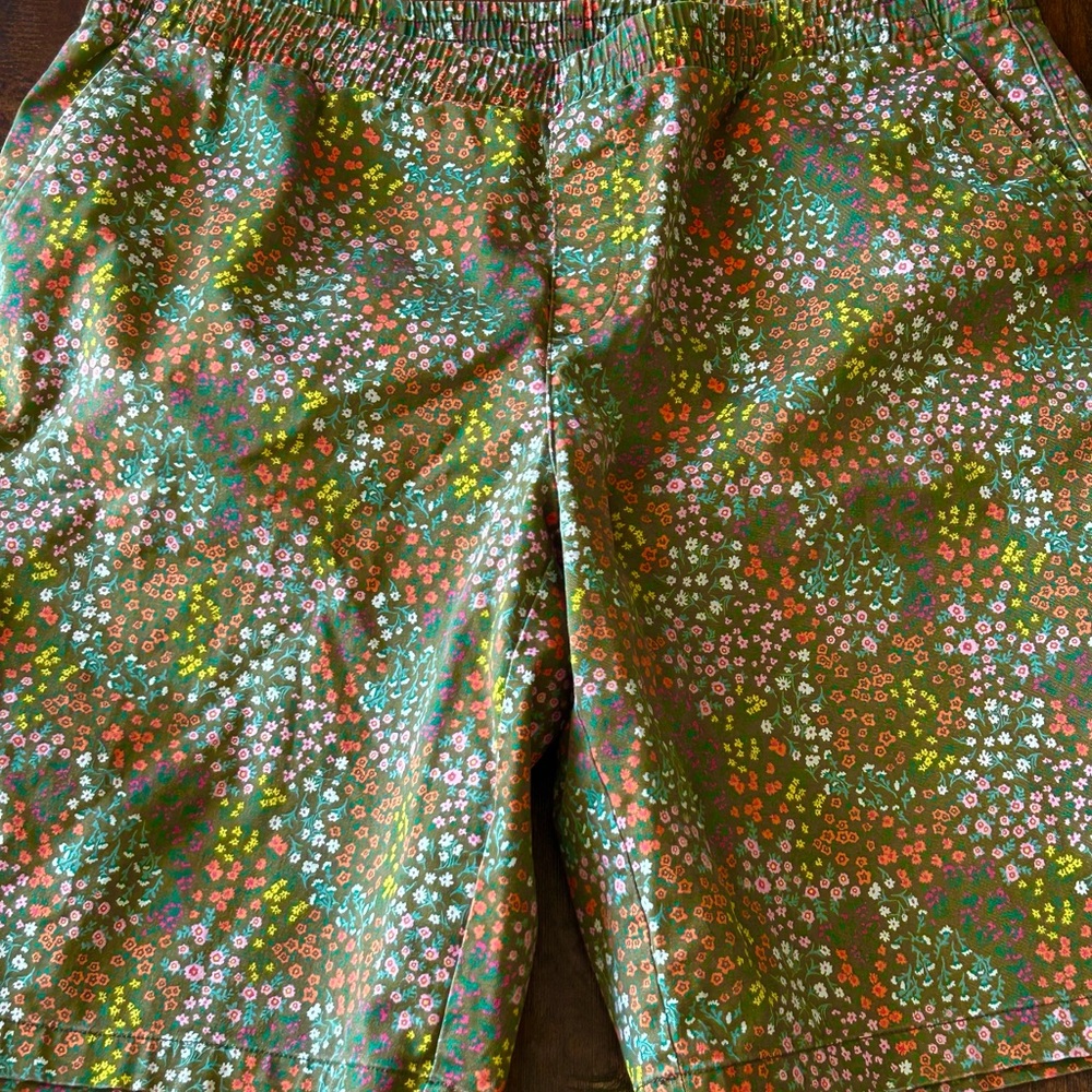 Lands End womens midrise size 20W gray/green floral shorts EUC - Picture 3 of 8